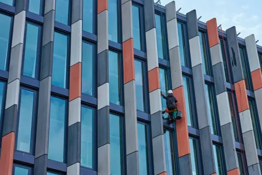 Yüksek Binalarda Cam Temizliği