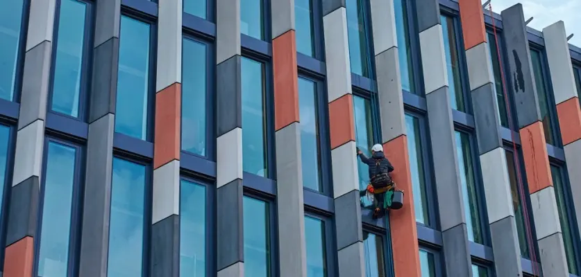 Yüksek Binalarda Cam Temizliği